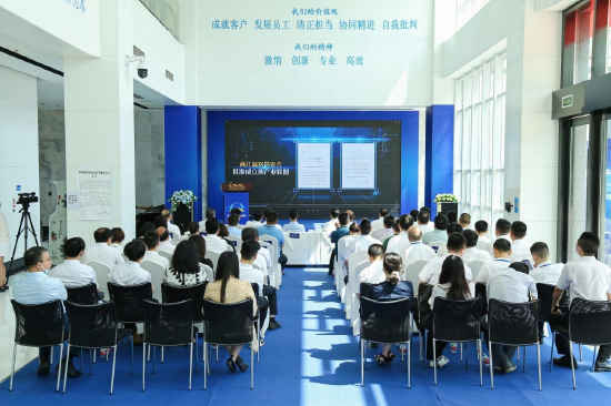 授牌仪式现场。(来源:长安民生物流)