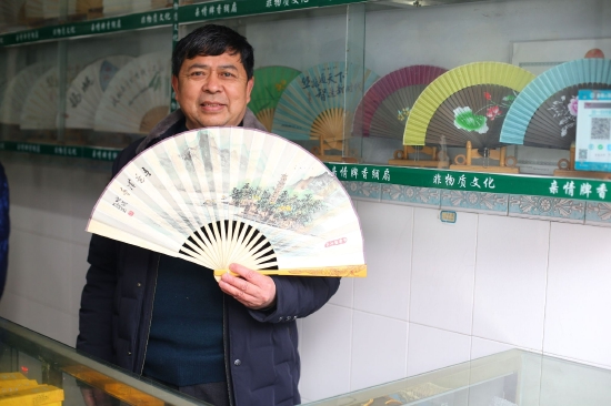 黄圣科在临江镇的店内