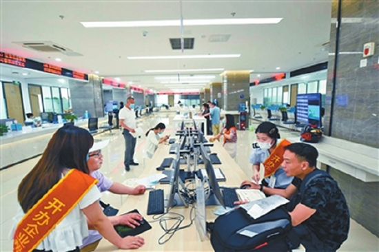 在沙坪坝区政务服务大厅,市民开办企业可享受“管家式”服务。 (本报资料图)