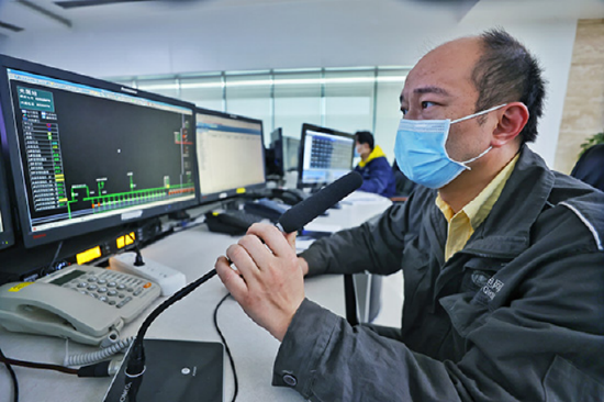 国网重庆市南供电公司调控值班人员面坚守岗位,确保电网安全稳定运行。