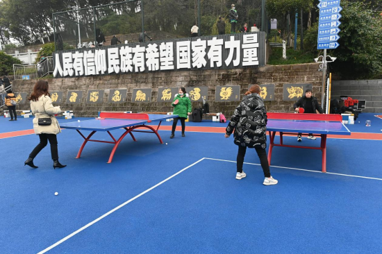 市民在社区城市体育公园运动。 冉雨琳 摄