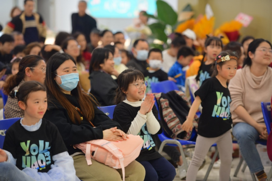 (到场观众为现场表演喝彩)