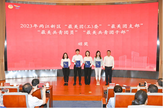 现场,皮涛、杨进才为获奖的集体和个人代表颁奖