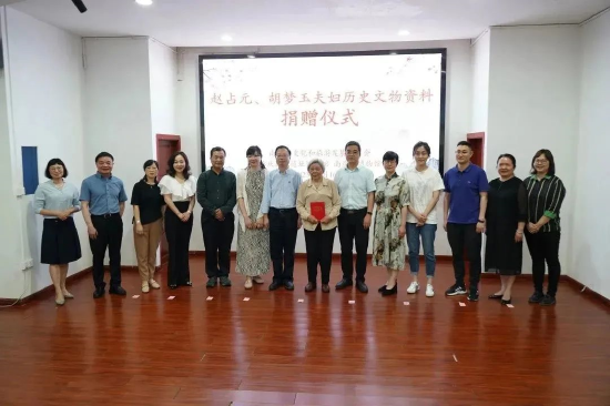 现场签署《捐赠协议书》