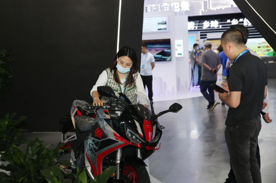 西洽会N7馆巴南展位,嘉宾正在了解宗申新款赛科龙RE560摩托车