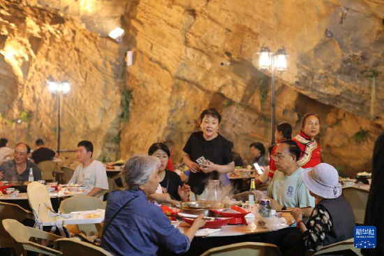 8月12日,游客在津蟾洞火锅店享用午餐。新华社记者刘梓桐 摄