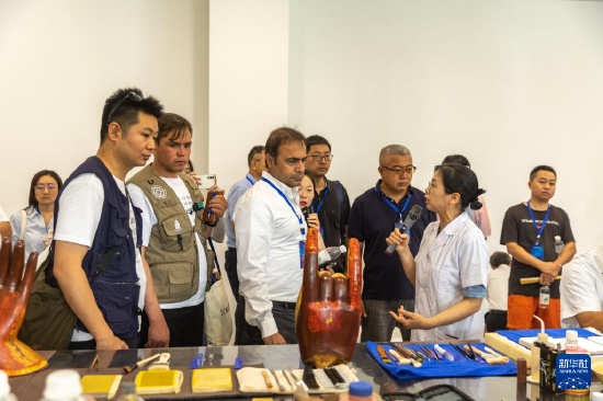 8月19日,嘉宾在大足石刻文物医院内参观。新华社记者 黄伟 摄