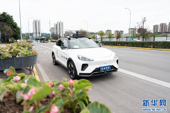 行驶在重庆市永川区街头的百度自动驾驶汽车。