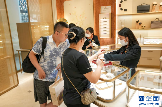 9月3日，重庆江北国际机场T3A航站楼国际名品商业街某国际品牌的门店内，几名旅客在选购腕表。