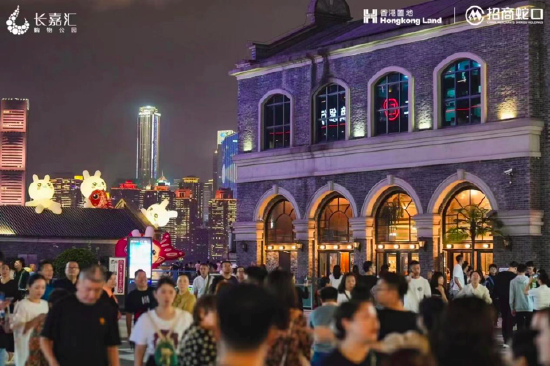 △游客齐聚一棵树观景台赏夜景
