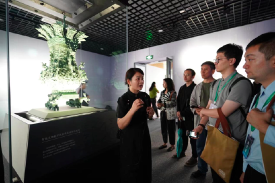 △游客参观《全国首届文物保护技术装备应用展》