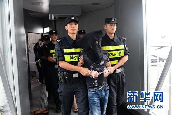 警方将外逃柬埔寨犯罪嫌疑人押解回渝。新华网发(重庆市公安局供图)