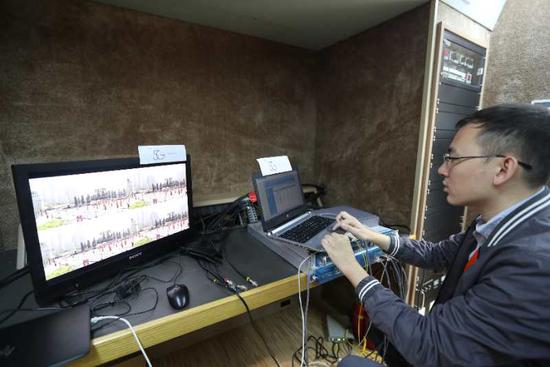 中国电信工作人员在央视春晚摄像机位通过5G终端回传