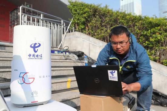中国电信工作人员在央视春晚摄像机位通过5G终端回传