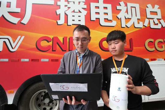 中国电信工作人员在央视春晚转播车测试5G信号