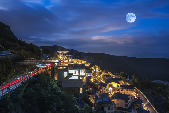 (懒人村落夜景实拍图)