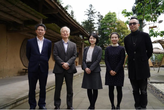 渡边总领事一行在竹音剧院