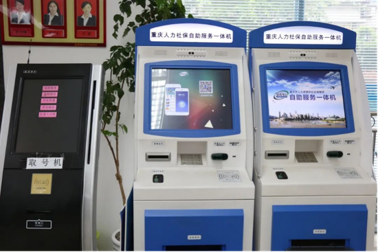 天宫殿街道公共服务中心内的社保自助服务一体机