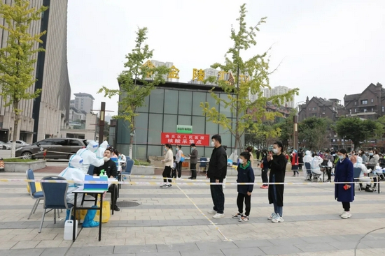 睦邻路社区核酸检测点。胡瑾 摄