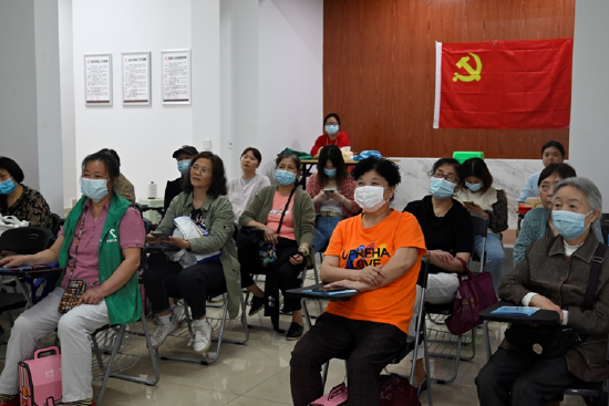 居民们认真听讲座。