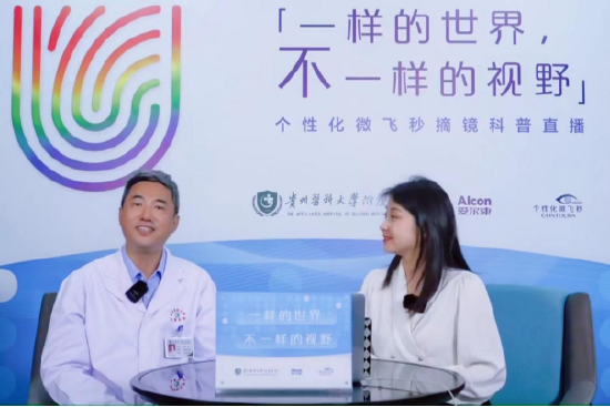 谷浩主任(左)在直播间送上护士节祝福