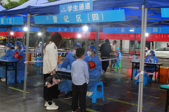 人和街道邢家桥社区采样点设置学生儿童通道。(冯恋 摄)