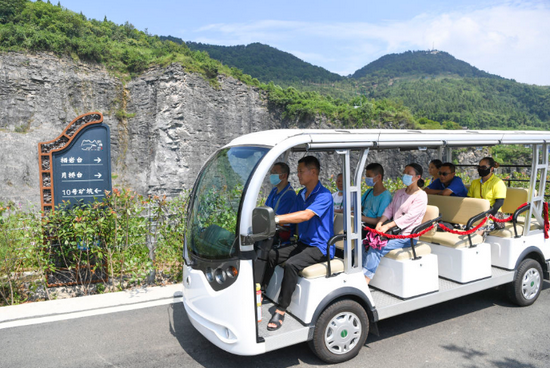 8月20日,重庆铜锣山矿山公园观光车司机余良明(左二)驾车带着游客游览,他是石船镇石壁村村民。新华社记者 王全超 摄