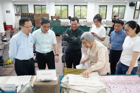 重庆市文化旅游委副主任幸军 南岸区委常委、统战部部长刘丹文出席捐赠仪式并参观捐赠的历史文物资料