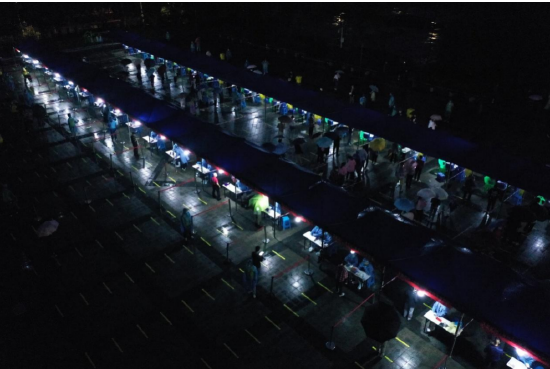 康美街道康庄美地一社区采样点,市民有序排队。(陈文森 摄)