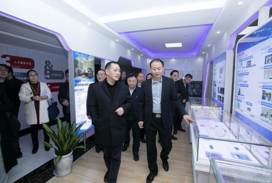 嘉宾参观心海心理产业园展厅