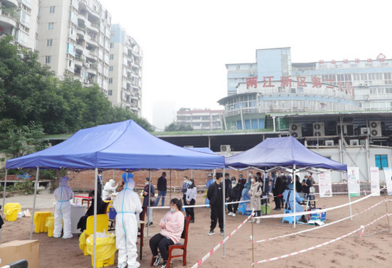 群众在两江二院临时搭建的采样台前有序排队做核酸