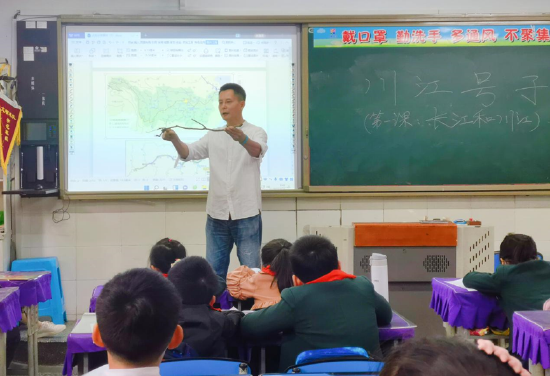 蔺承新给“示范班”学生讲授川江号子相关知识。人和小学供图
