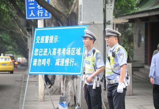 渝北交巡警在守护高考考场