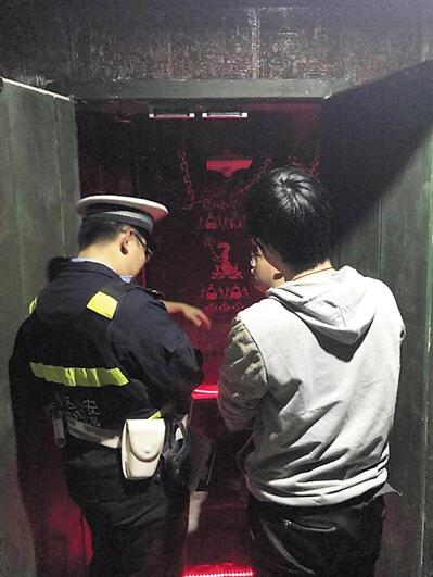 民警来到位于大学城的龙湖U城某密室逃脱游戏室现场了解情况。