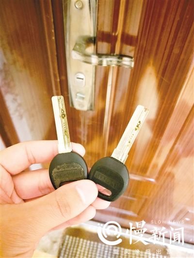 记者花50元在网上用照片配了一把家门钥匙(右),实验真能打开家门。