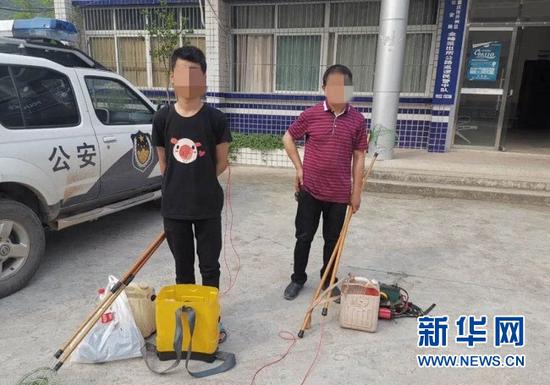 开州警方抓获的非法捕捞犯罪嫌疑人。新华网发
