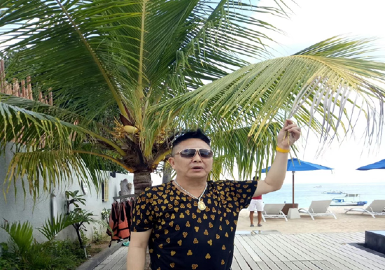 宋大叔生前在外旅游的照片