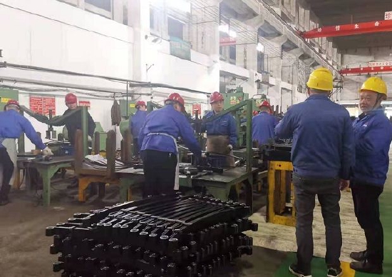 重庆红旗弹簧厂，职工正在参加新型学徒制装配钳工“师带徒”培训。黄蓉 摄