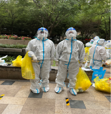 图为黄晶和老公李海磊参加核酸扫楼行动