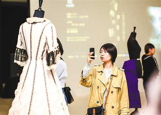 路易十六时期的裙撑在渝展出