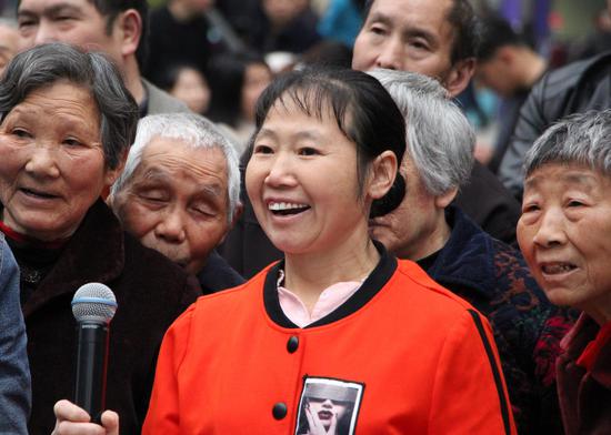 市民在现场参与互动答题