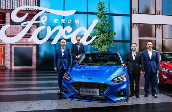 出席此次发布会活动的福特与长安福特高层共庆新一代福克斯与新福睿斯振奋人心的首秀。