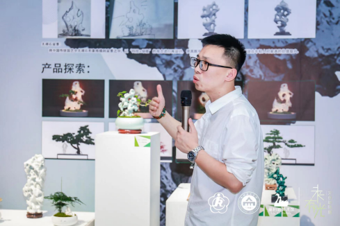 四川美术学院影视动画学院副教授徐丹为现场观众导览讲解