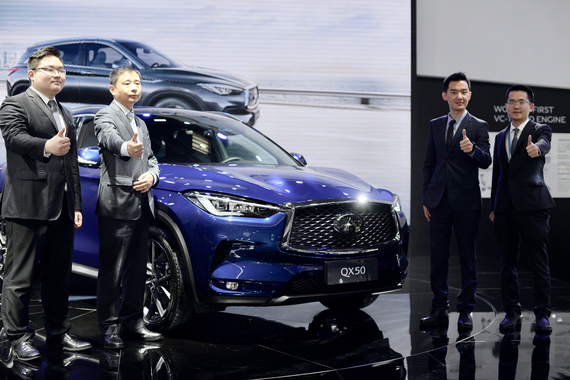 【领导同全新英菲尼迪QX50合影留念】