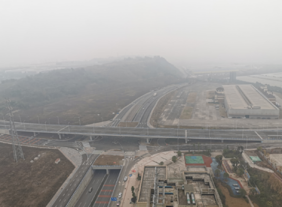 机场东联络线南线正式通车试运行。(来源:龙兴公司)