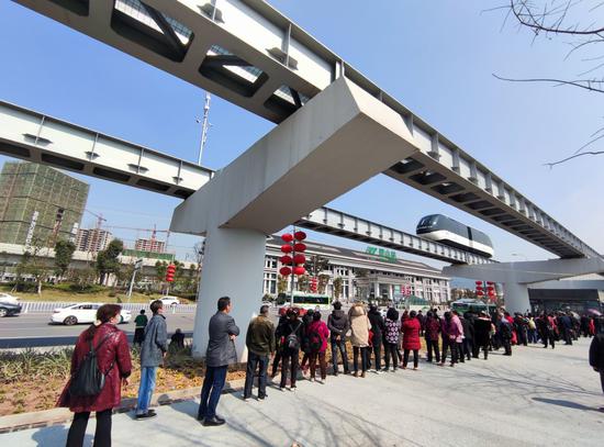 太火！重庆市民排长队免费试乘璧山云巴