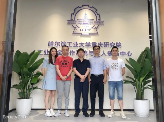 哈工大重庆研究院下属无人装备中心团队部分成员合影。(来源:两江协同创新区)