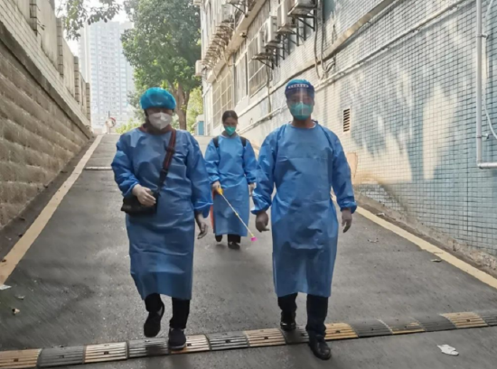 肾病科医务人员带着吴阿姨走绿色专用通道。(医院供图)