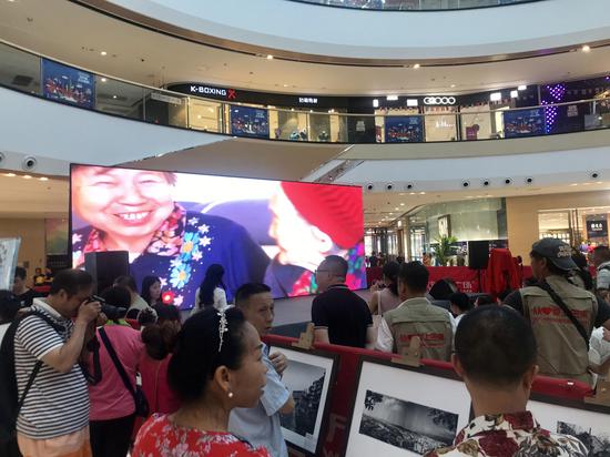 启动仪式现场吸引了众多围观市民