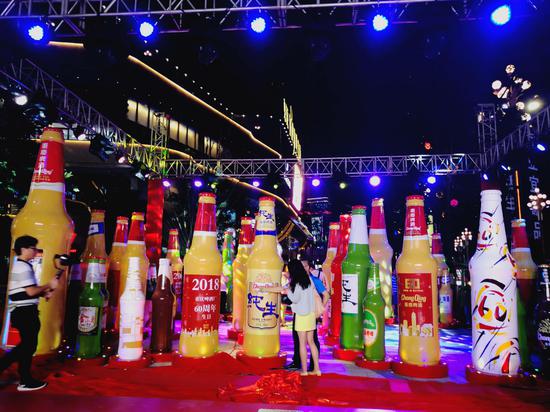 “重啤森林”在重庆啤酒60周年庆典亮相，大型酒瓶勾起城市记忆